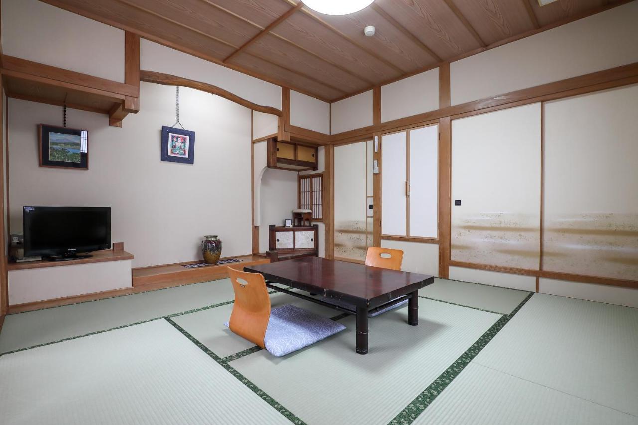 Tsukasaya Ryokan Цуруока Экстерьер фото